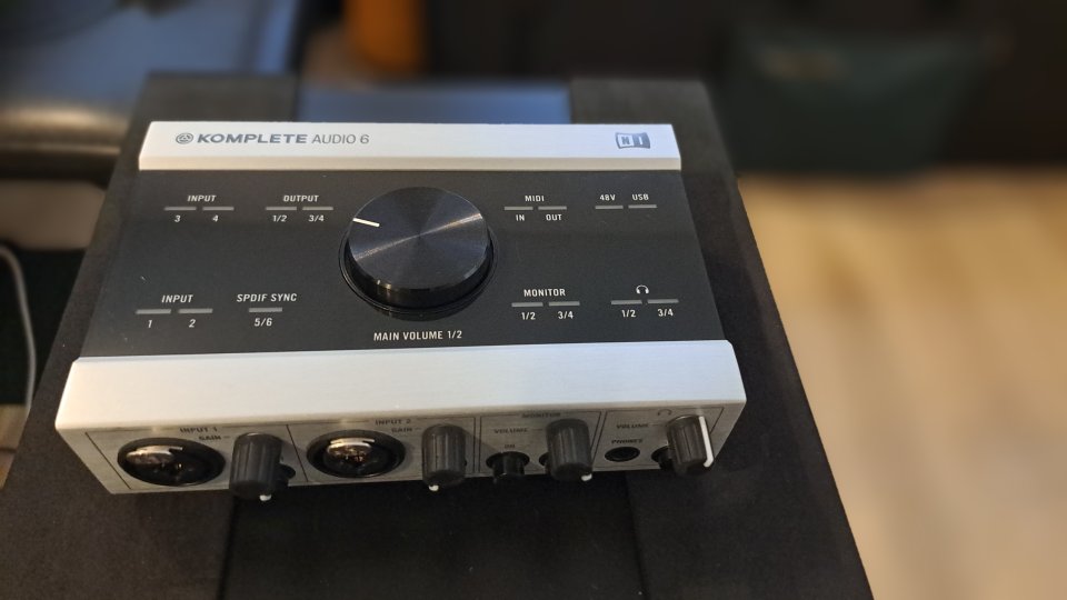 Native Instruments Komplete Audio 6 – Interfaz de audio USB de segunda mano · Foto 5 de 5 · Madrid · 95 €