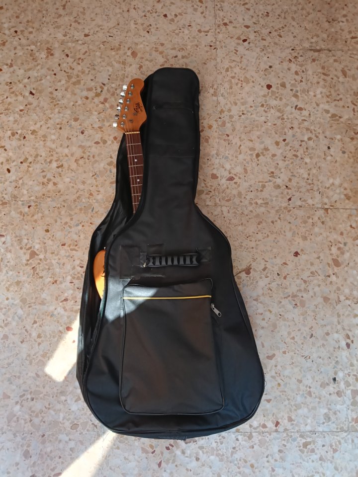 Guitarra eléctrica 07 USA Guitars en excelente estado de segunda mano · Foto 6 de 6 · Castellón · 75 €