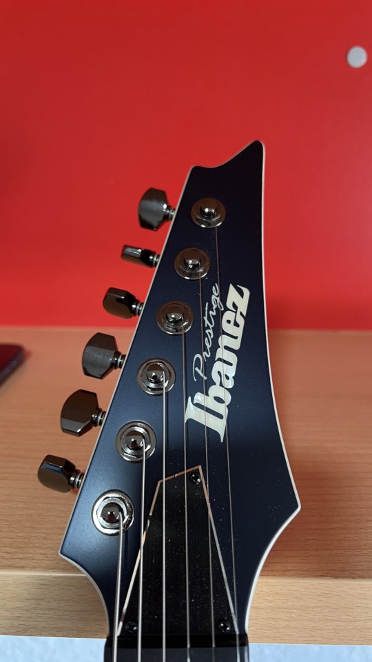 Ibanez RG5121 Prestige en estado absolutamente impecable.