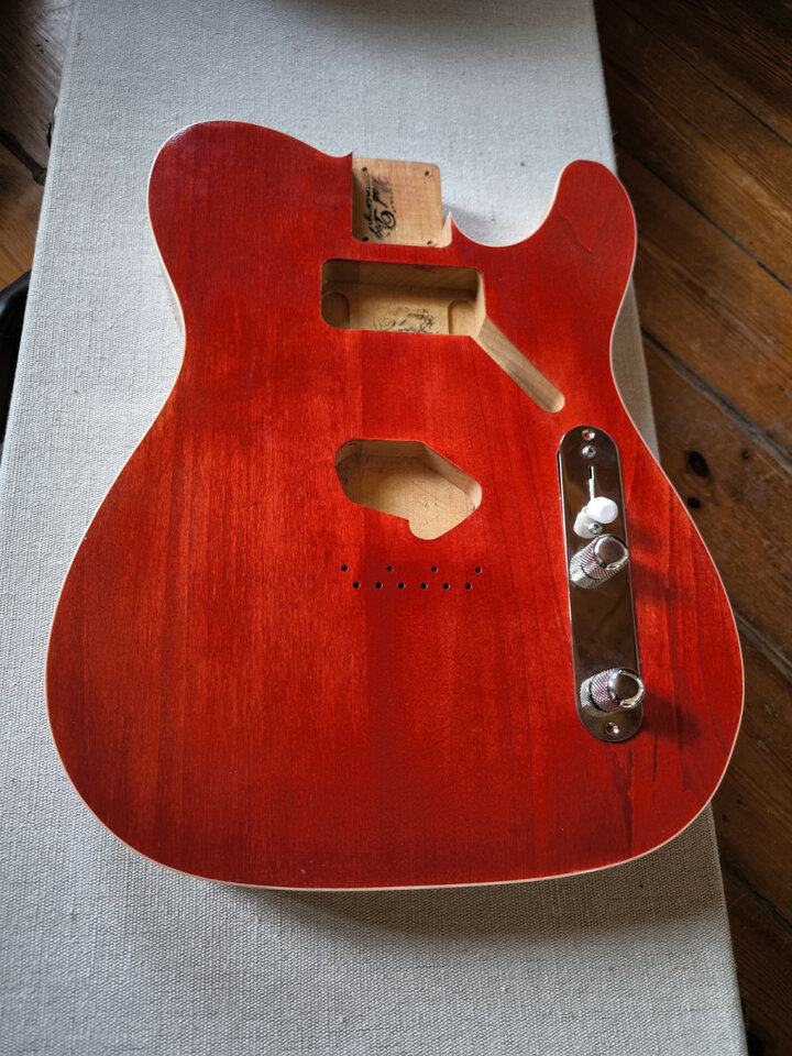 Cuerpo Telecaster. Aliso 2 piezas. 2kg. Nitro. Cuerpo Telecaster. NUEVO.