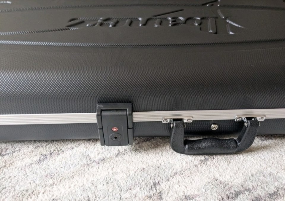 Vendo estuche Ibanez MC300C