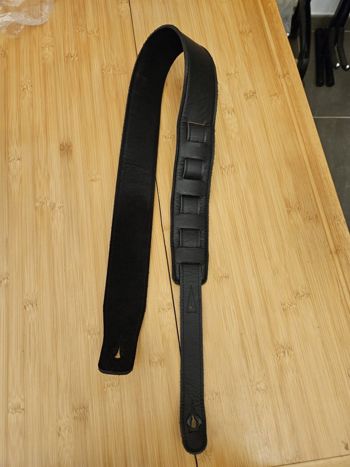 Correa de piel Dat Strap (2 colores) de segunda mano · Foto 5 de 8 · Barcelona · 18 €