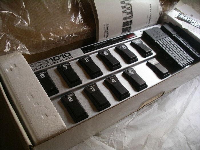 Pedalera controladora midi Behringer fcb1010