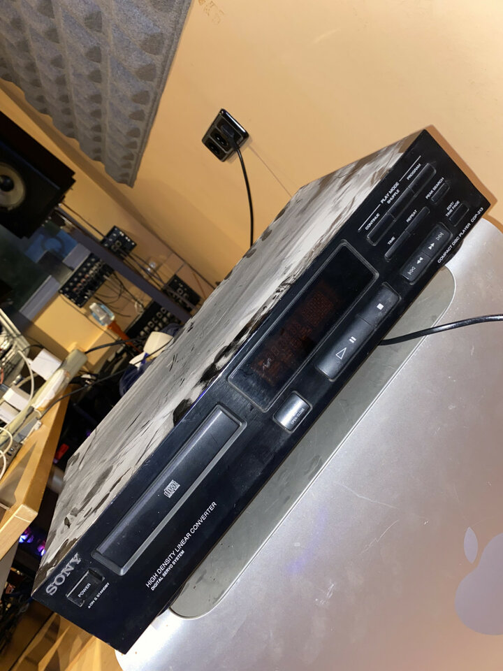 Reproductor de discos compactos Sony CDP-213.