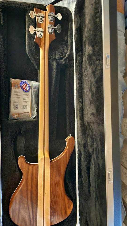 Rickenbacker 4003 Walnut 2025. Nuevo sin estrenar.