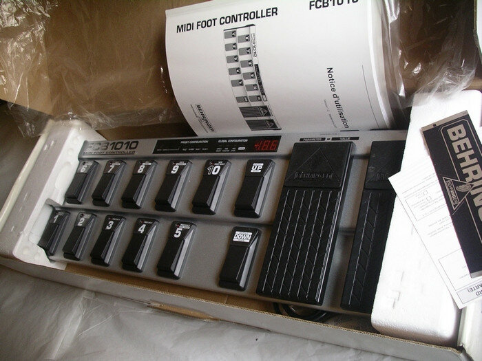 Pedalera controladora midi Behringer fcb1010