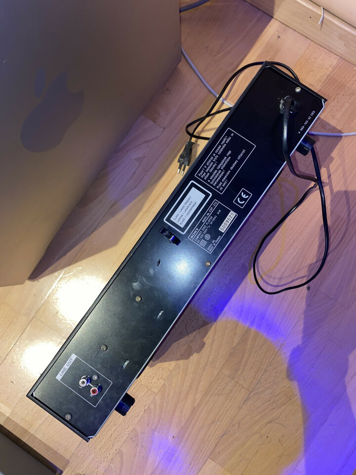 Reproductor de discos compactos Sony CDP-213.