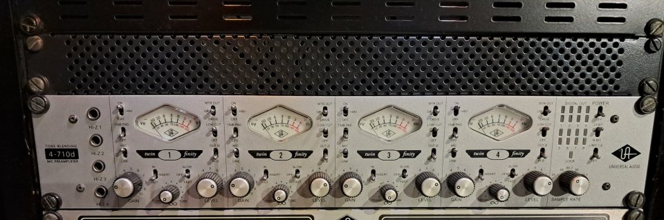 Universal Audio 4-710D Twin-Finity de segunda mano · Foto 1 de 3 · Barcelona · 1400 €