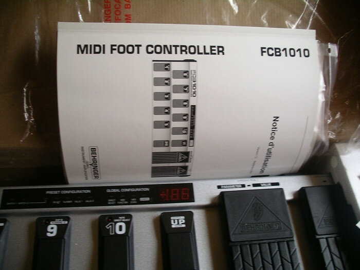 Pedalera controladora midi Behringer fcb1010