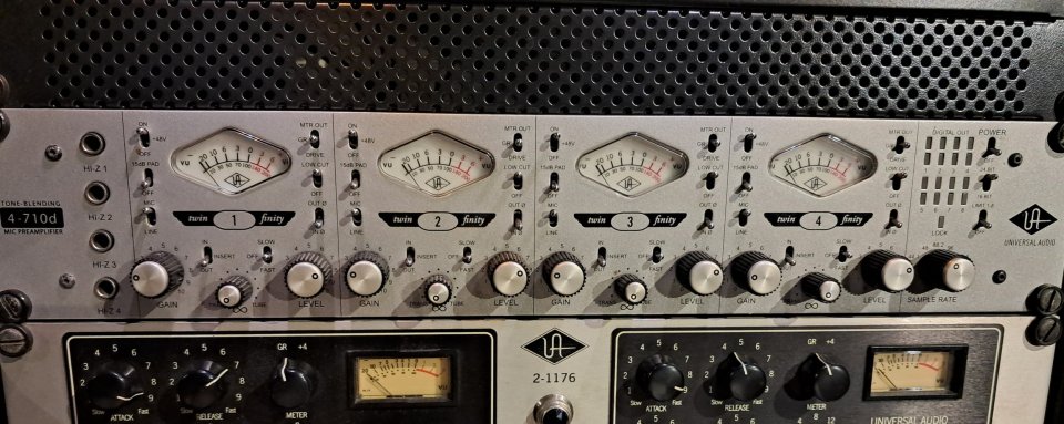 Universal Audio 4-710D Twin-Finity de segunda mano · Foto 2 de 3 · Barcelona · 1400 €