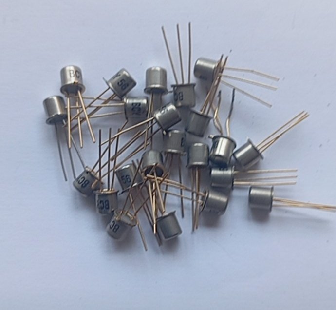 22 transistores NPN de silicio de bajo ruido BCY56 de segunda mano · Barcelona · 15 €
