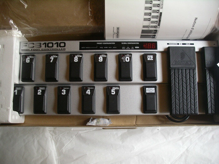 Pedalera controladora midi Behringer fcb1010