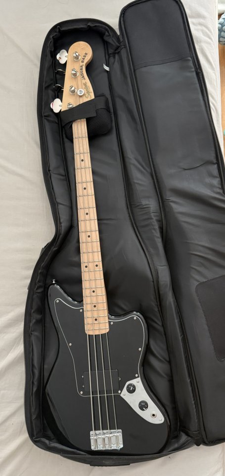 Vendo bajo eléctrico Squier Affinity Jaguar Bass H MN + accesorios de segunda mano · Foto 1 de 10 · Madrid · 330 €