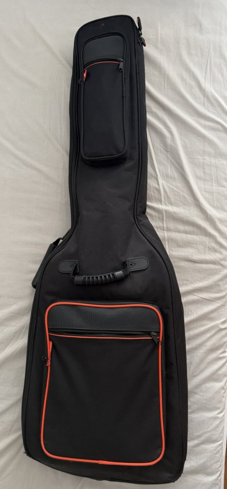 Vendo bajo eléctrico Squier Affinity Jaguar Bass H MN + accesorios de segunda mano · Foto 2 de 10 · Madrid · 330 €