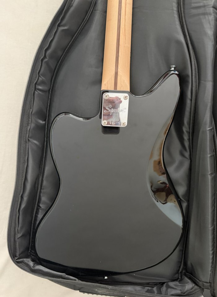 Vendo bajo eléctrico Squier Affinity Jaguar Bass H MN + accesorios de segunda mano · Foto 3 de 10 · Madrid · 330 €