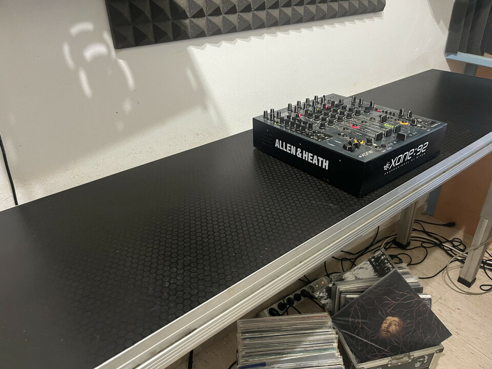 Mesa de escenario o Dj de segunda mano · Foto 2 de 8 · Barcelona · 600 €