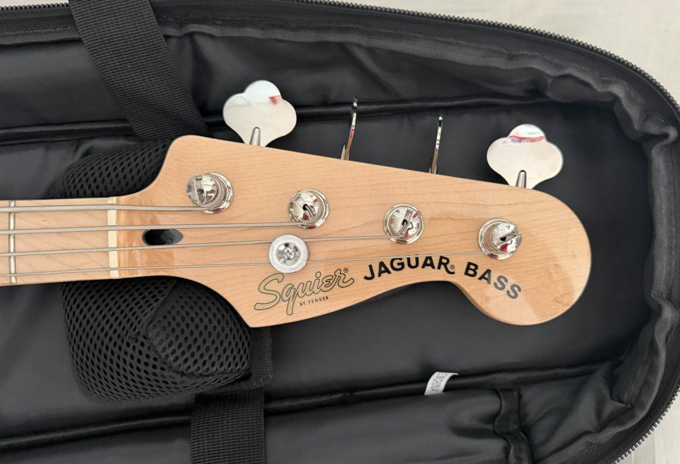 Vendo bajo eléctrico Squier Affinity Jaguar Bass H MN + accesorios de segunda mano · Foto 4 de 10 · Madrid · 330 €