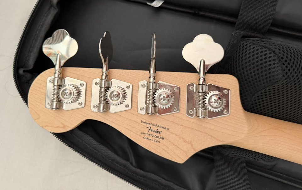 Vendo bajo eléctrico Squier Affinity Jaguar Bass H MN + accesorios de segunda mano · Foto 5 de 10 · Madrid · 330 €