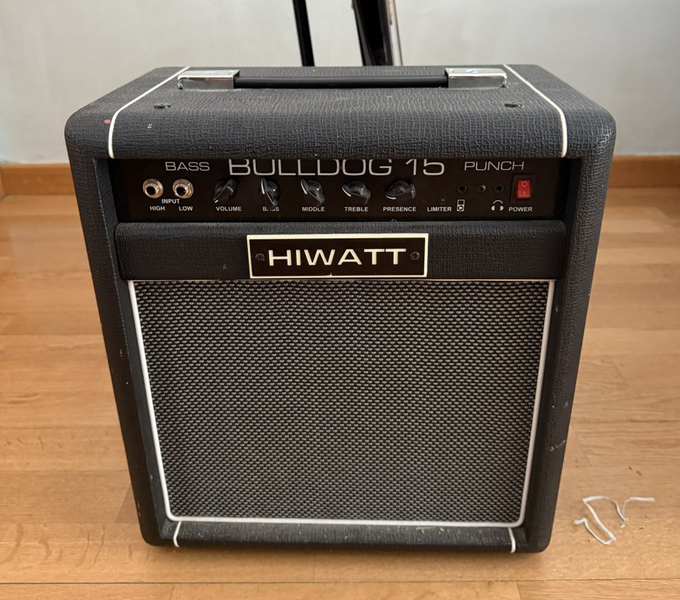 Vendo bajo eléctrico Squier Affinity Jaguar Bass H MN + accesorios de segunda mano · Foto 6 de 10 · Madrid · 330 €
