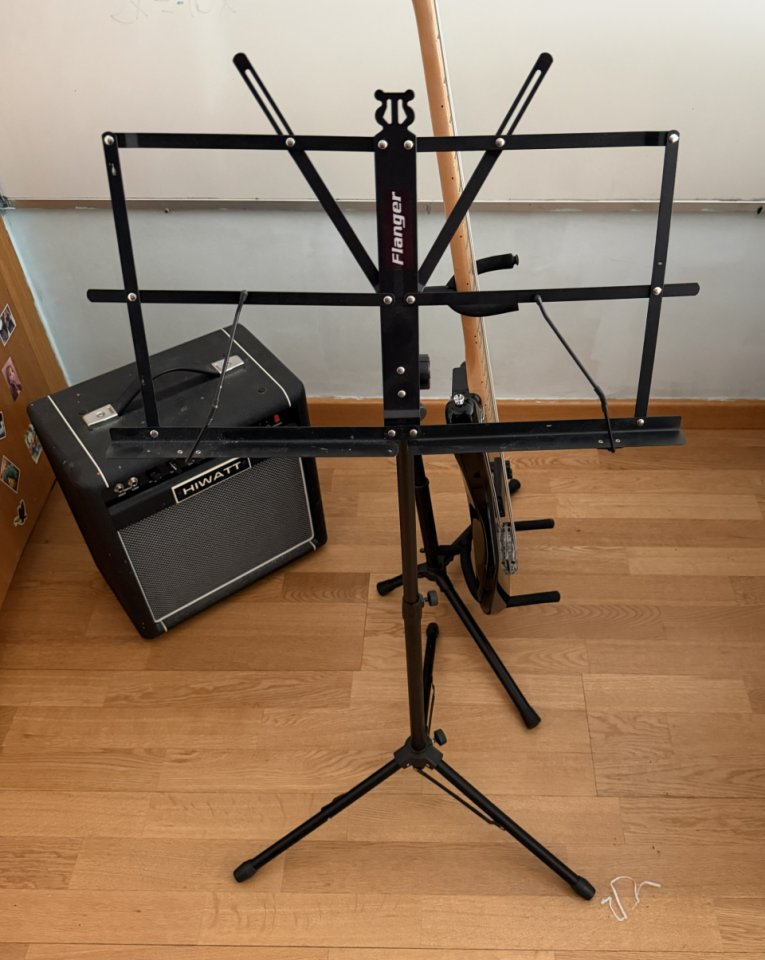 Vendo bajo eléctrico Squier Affinity Jaguar Bass H MN + accesorios de segunda mano · Foto 7 de 10 · Madrid · 330 €