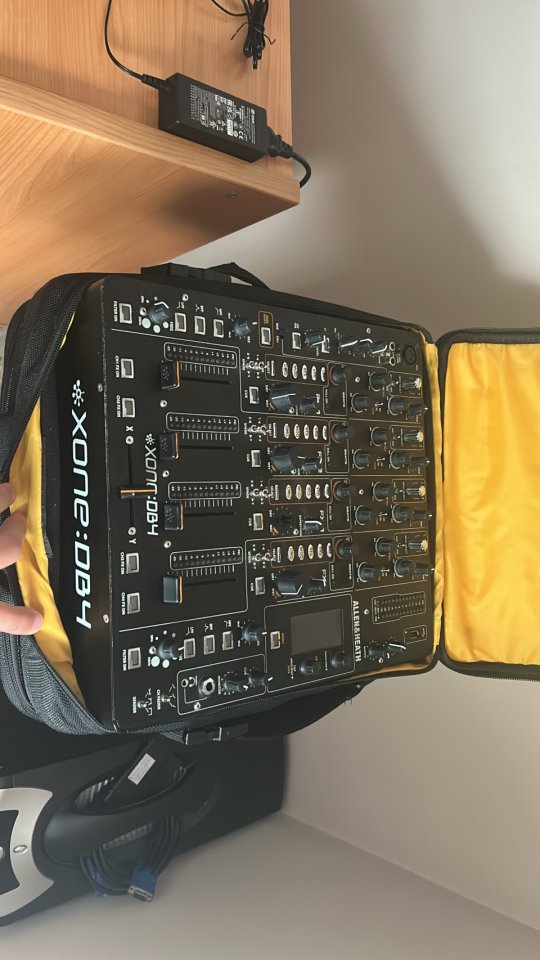 MESA DE MEZCLAS XONE DB4 de segunda mano · Foto 2 de 2 · Badajoz · 1200 €