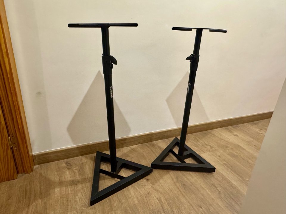 Soportes para monitores Adam Hall SKDB 039