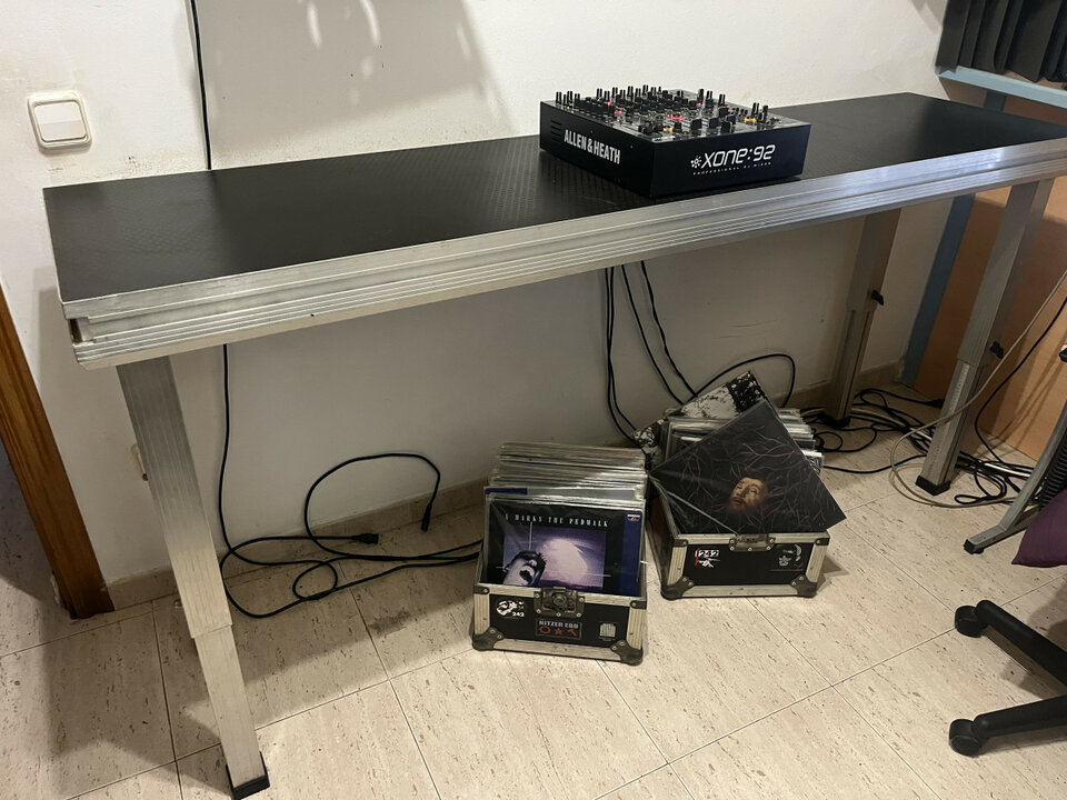 Mesa de escenario o Dj de segunda mano · Foto 6 de 8 · Barcelona · 600 €