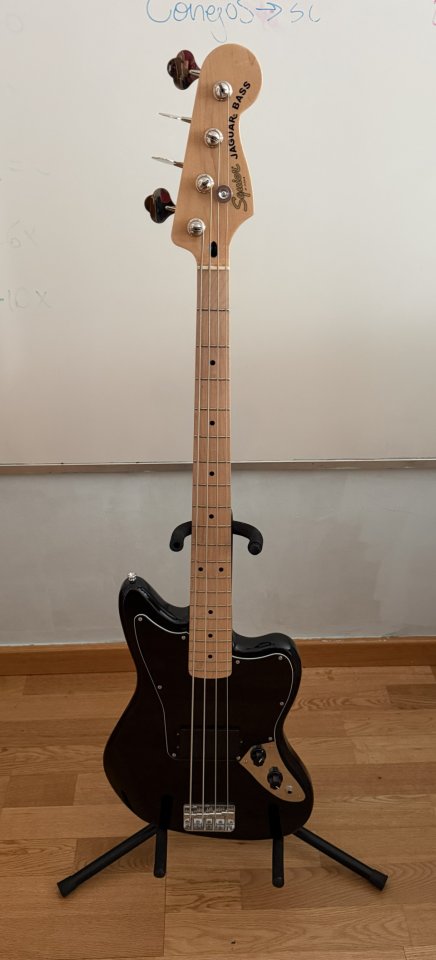 Vendo bajo eléctrico Squier Affinity Jaguar Bass H MN + accesorios de segunda mano · Foto 10 de 10 · Madrid · 330 €