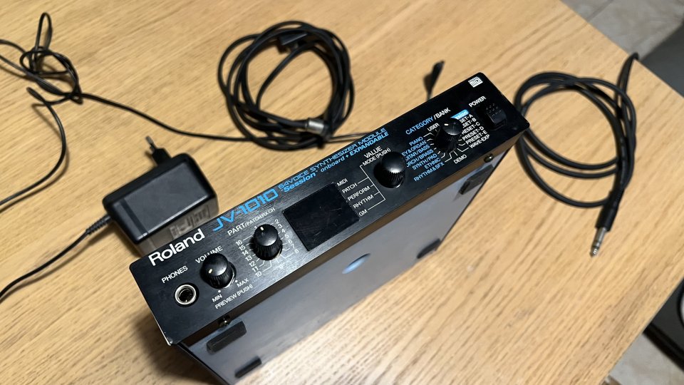 Roland JV-1010 64-Voice Synthesizer Module 1999 - 2003