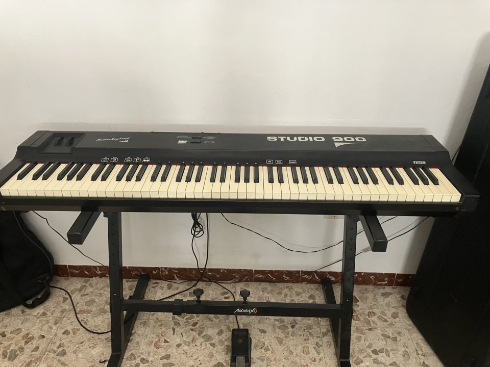 Piano MIDI de 88 teclas contrapesadas Fatar Studio 900 de segunda mano · Foto 1 de 5 · Sevilla · 40 €