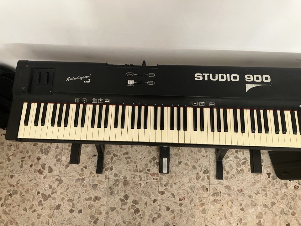 Piano MIDI de 88 teclas contrapesadas Fatar Studio 900 de segunda mano · Foto 2 de 5 · Sevilla · 40 €
