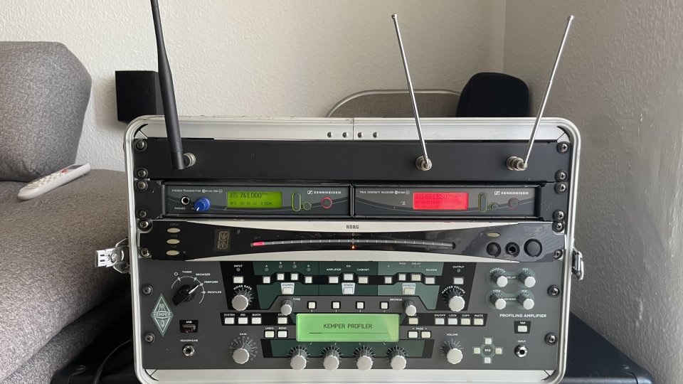 Rack guitarra con Kemper+ inalámbrico+ afinador+ in ears+ FCB1010+ 2x12 V30 de segunda mano · Foto 3 de 8 · Castellón · 2500 €