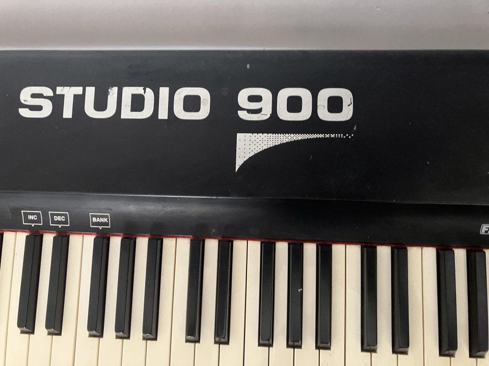 Piano MIDI de 88 teclas contrapesadas Fatar Studio 900 de segunda mano · Foto 3 de 5 · Sevilla · 40 €