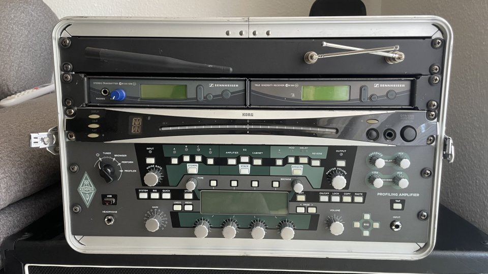 Rack guitarra con Kemper+ inalámbrico+ afinador+ in ears+ FCB1010+ 2x12 V30 de segunda mano · Foto 4 de 8 · Castellón · 2500 €