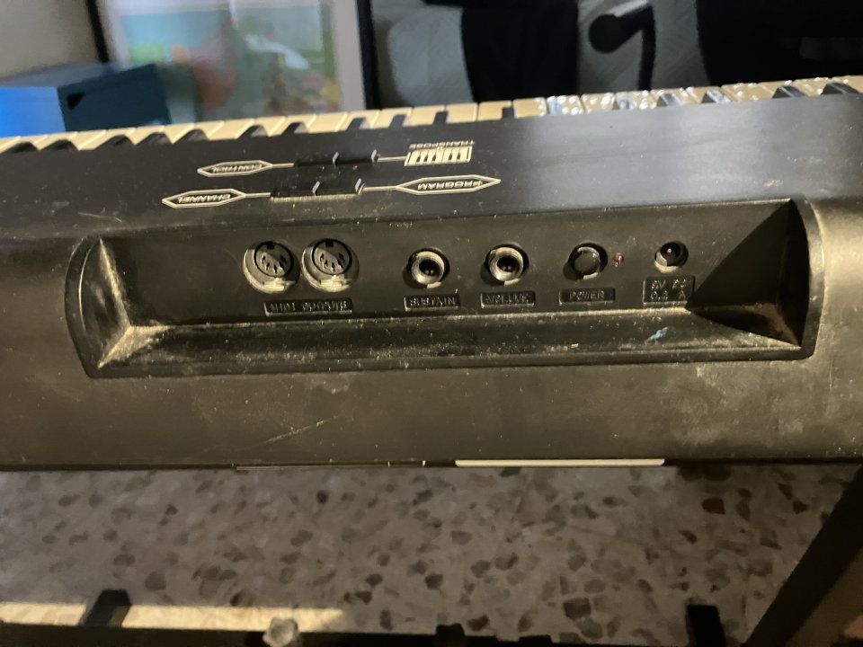 Piano MIDI de 88 teclas contrapesadas Fatar Studio 900 de segunda mano · Foto 4 de 5 · Sevilla · 40 €