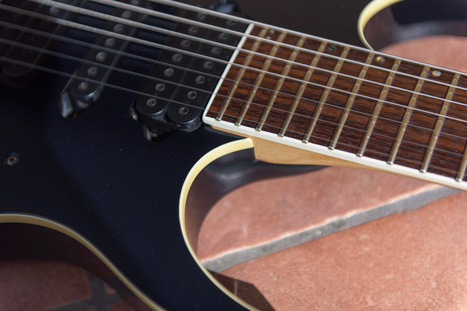 Ibanez RG1077XL 7 Cuerdas 27" Baritona Con Estuche Rígido