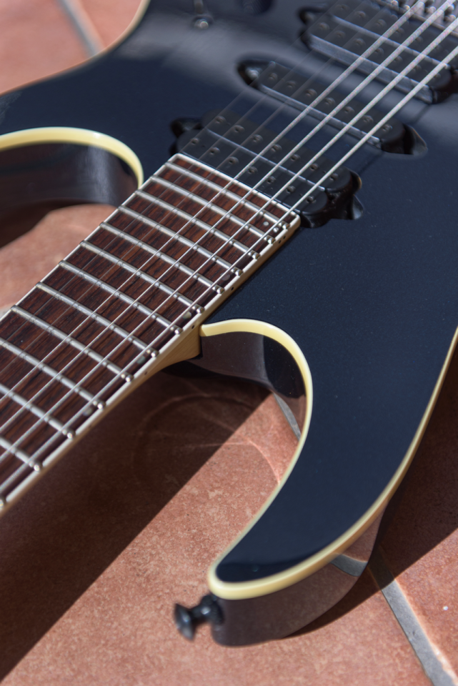 Ibanez RG1077XL 7 Cuerdas 27" Baritona Con Estuche Rígido