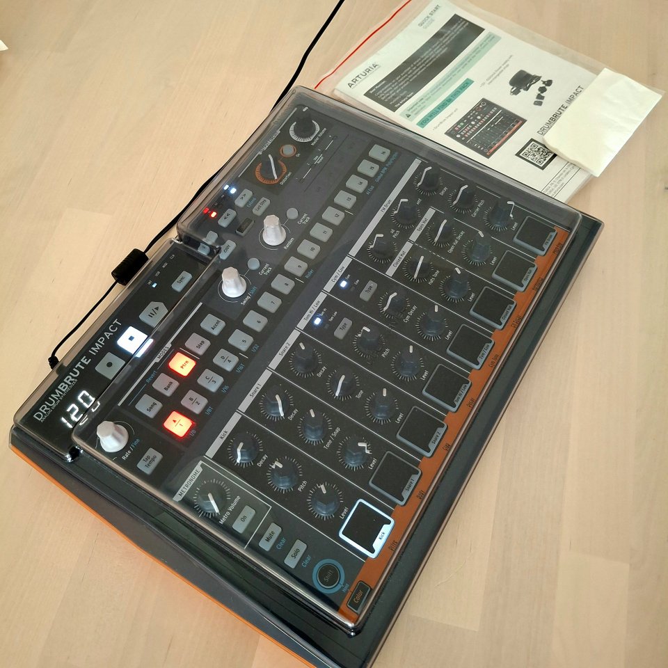 Arturia Drumbrute Impact + Decksaver de segunda mano · Foto 2 de 4 · Huesca · 199 €