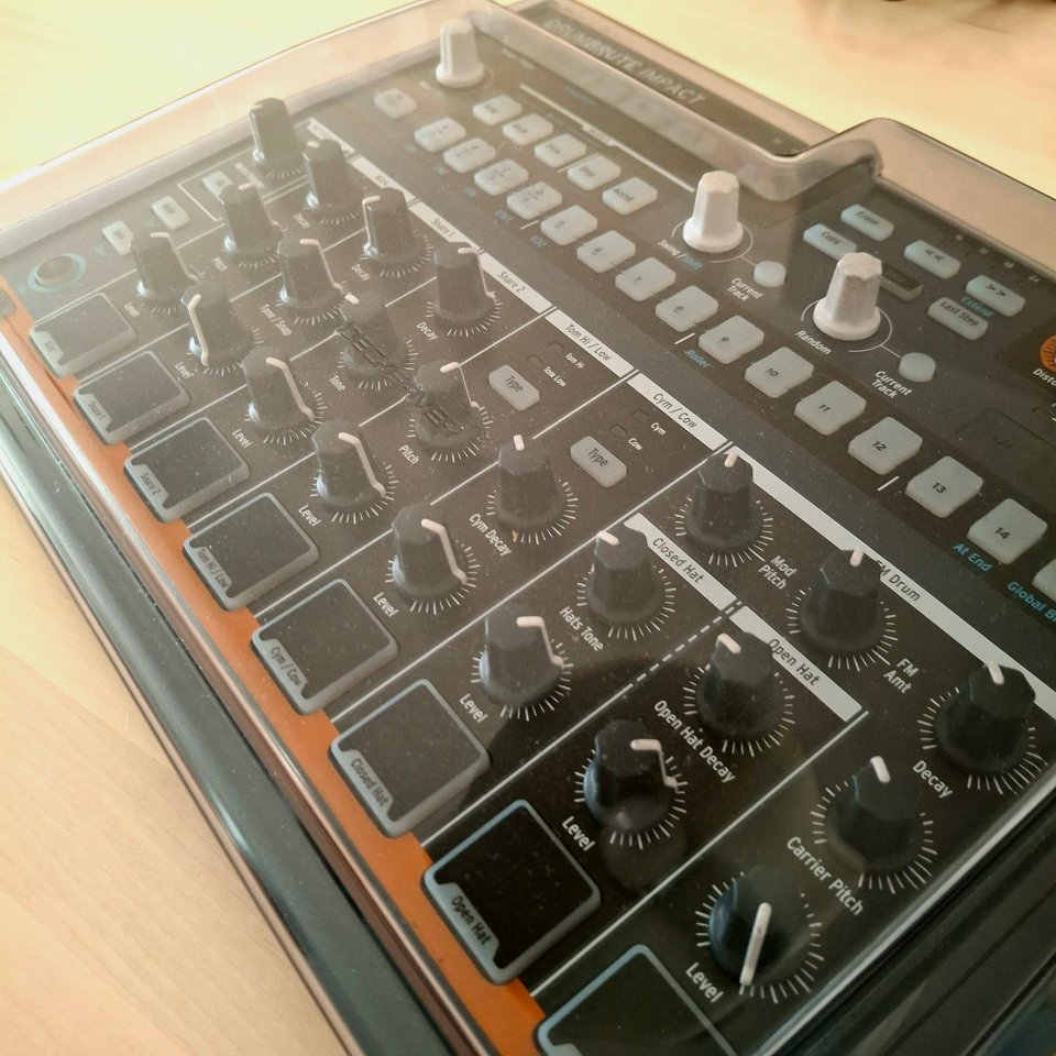 Arturia Drumbrute Impact + Decksaver de segunda mano · Foto 3 de 4 · Huesca · 199 €