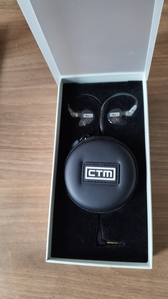 Monitores in ear de tres vias CTM CE320