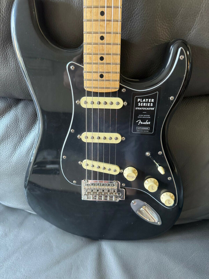 Vendo Fender Player Stratocaster Limited Edition Black.
