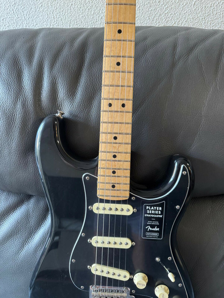 Vendo Fender Player Stratocaster Limited Edition Black.