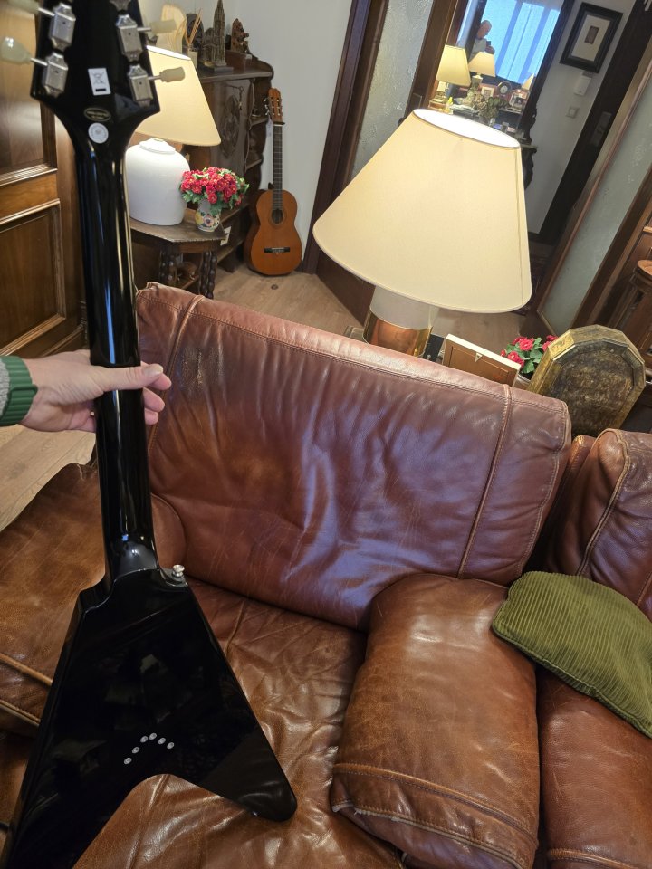 Epiphone Flying V Ebony negra estilo Gibson nueva de segunda mano · Foto 2 de 9 · Asturias · 400 €