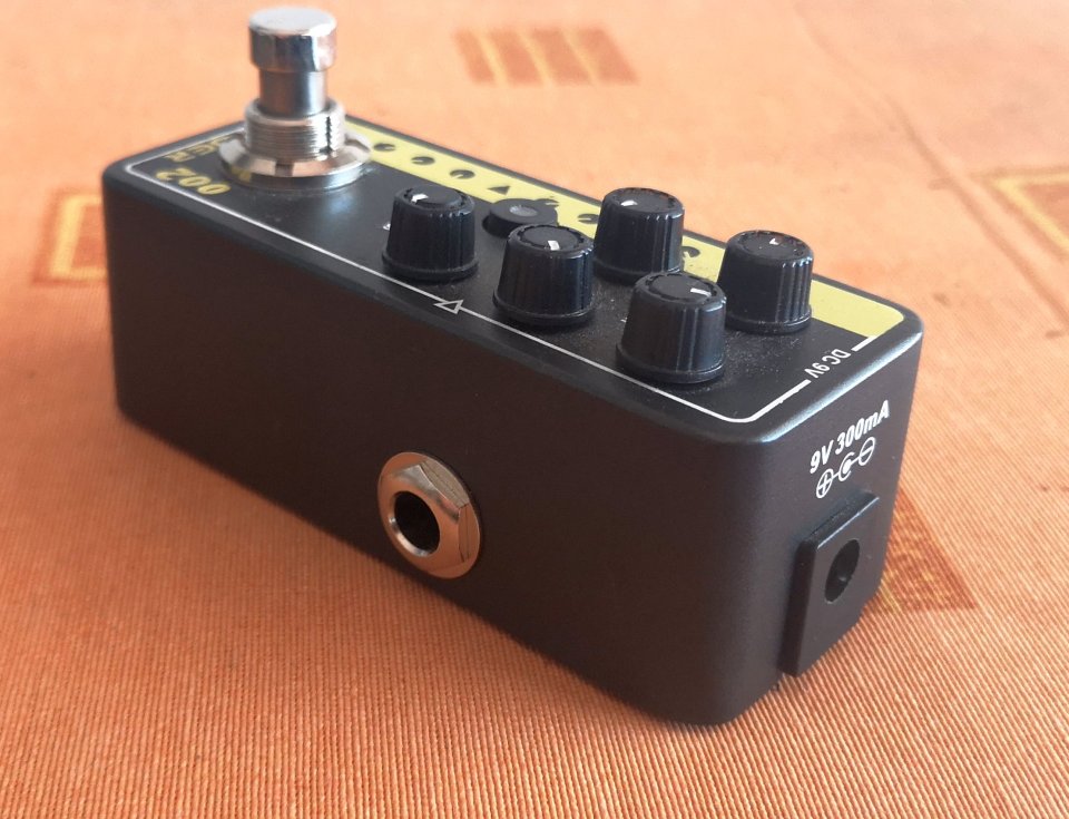 Mooer Micro Preamp 002 - UK Gold 900