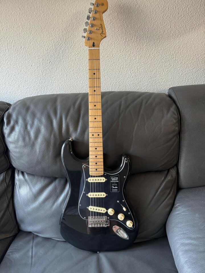 Vendo Fender Player Stratocaster Limited Edition Black.