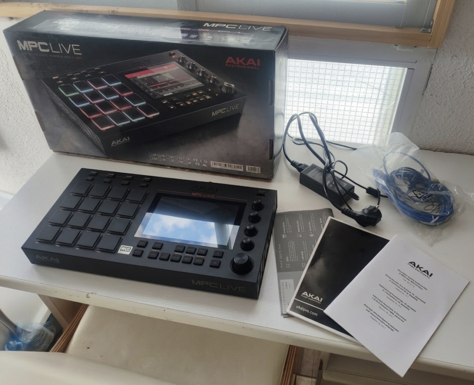 Akai MPC Live (v1) - Estado de RE-ESTRENO (Aún con film en pantalla) de segunda mano · Foto 1 de 4 · Málaga · 600 €