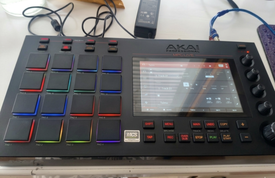 Akai MPC Live (v1) - Estado de RE-ESTRENO (Aún con film en pantalla) de segunda mano · Foto 3 de 4 · Málaga · 600 €