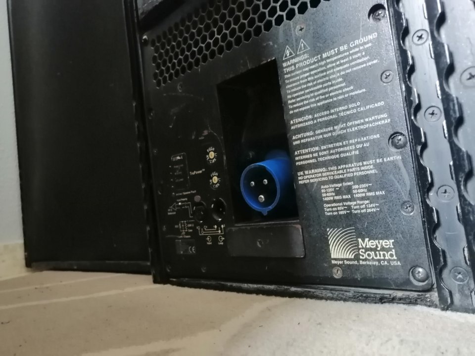 6 altavoces Meyer Sound: 4uds MSL4 y 2uds DS-4P de segunda mano · Foto 4 de 5 · Sevilla · 5900 €
