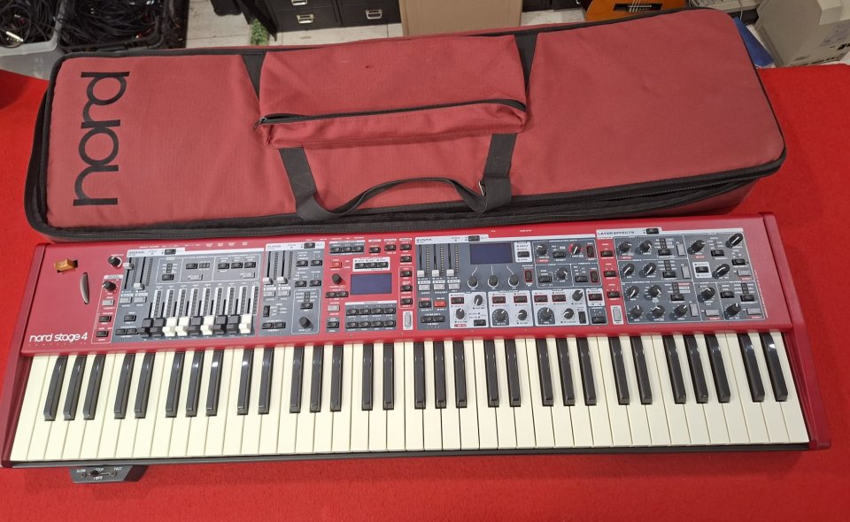 Nord Stage 4 compact + Funda + Half Moon de segunda mano · Foto 1 de 10 · Girona · 3150 €