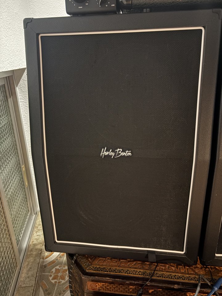 Pantalla Harley Benton 2x12 Celestion G12-65 y G12EVH de segunda mano · Foto 1 de 2 · Valencia · 300 €